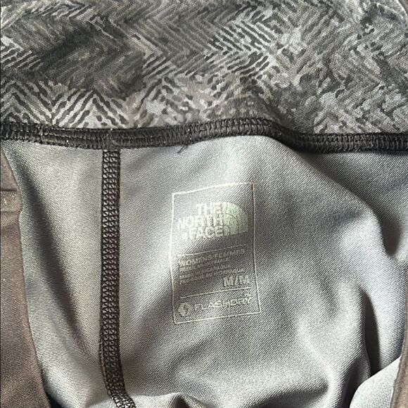 North Face Medium Black Leggings with Abstract Pattern and High-Rise Waistband - Picture 2 of 5